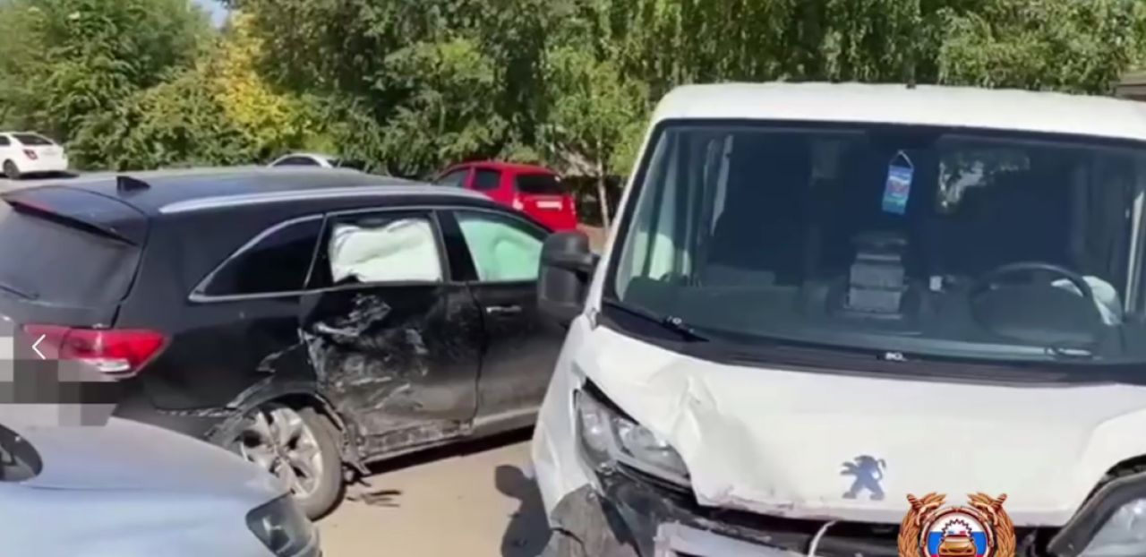 В Старом Осколе случилось массовое ДТП с припаркованными машинами