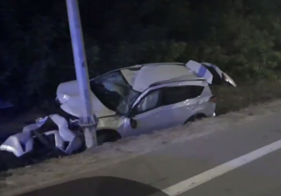 В Белгородской области кроссовер влетел в фонарный столб