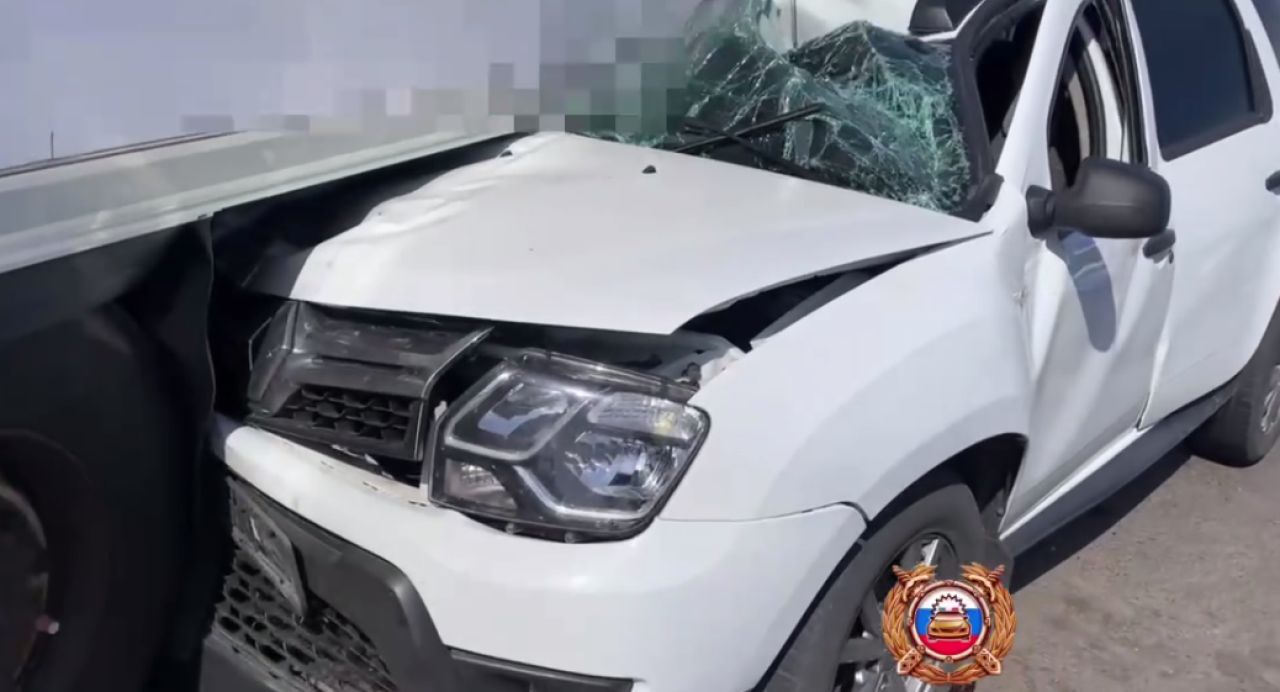 Под Старым Осколом машина с женщиной и ребенком влетела в два грузовика