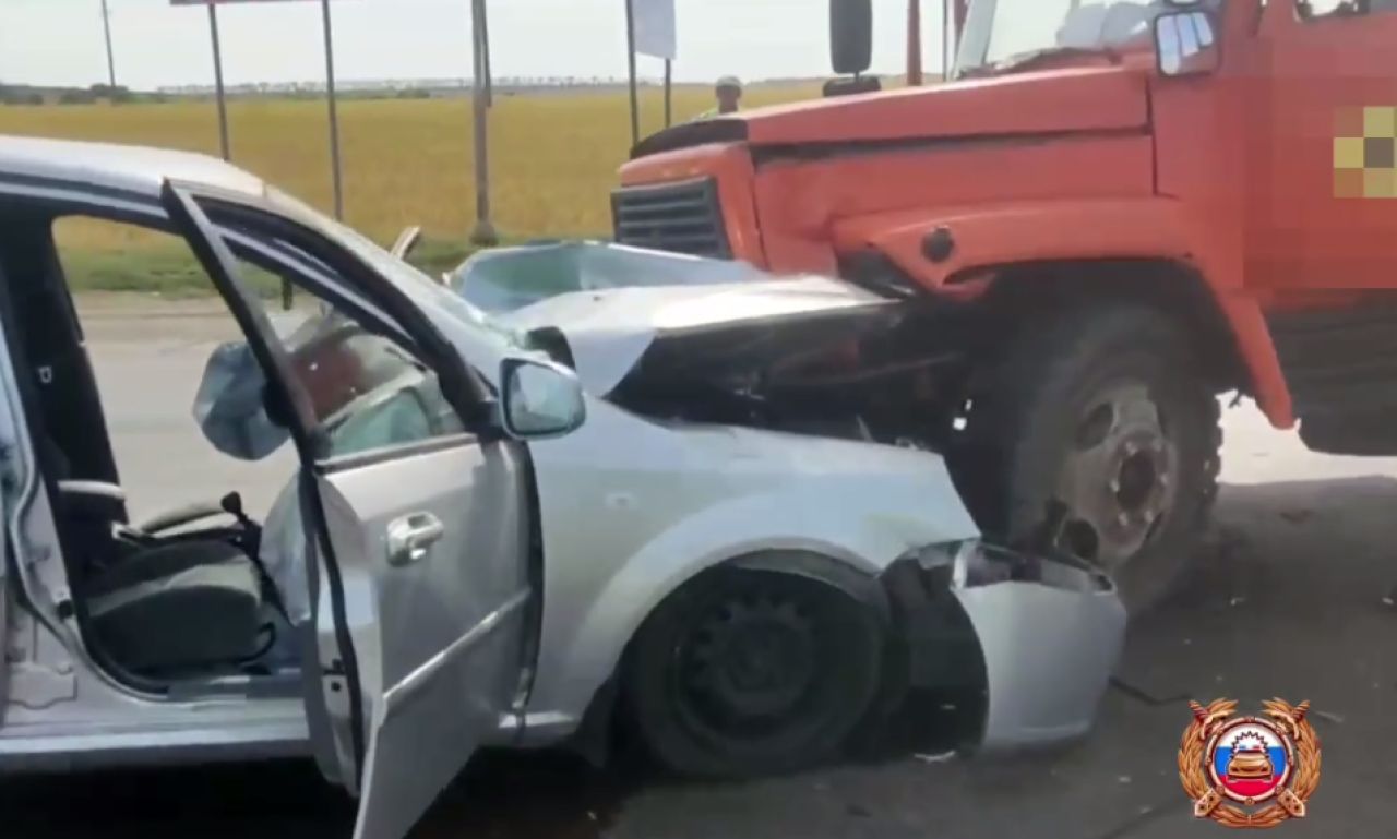В Белгородской области коммунальная машина лоб в лоб столкнулась с легковушкой