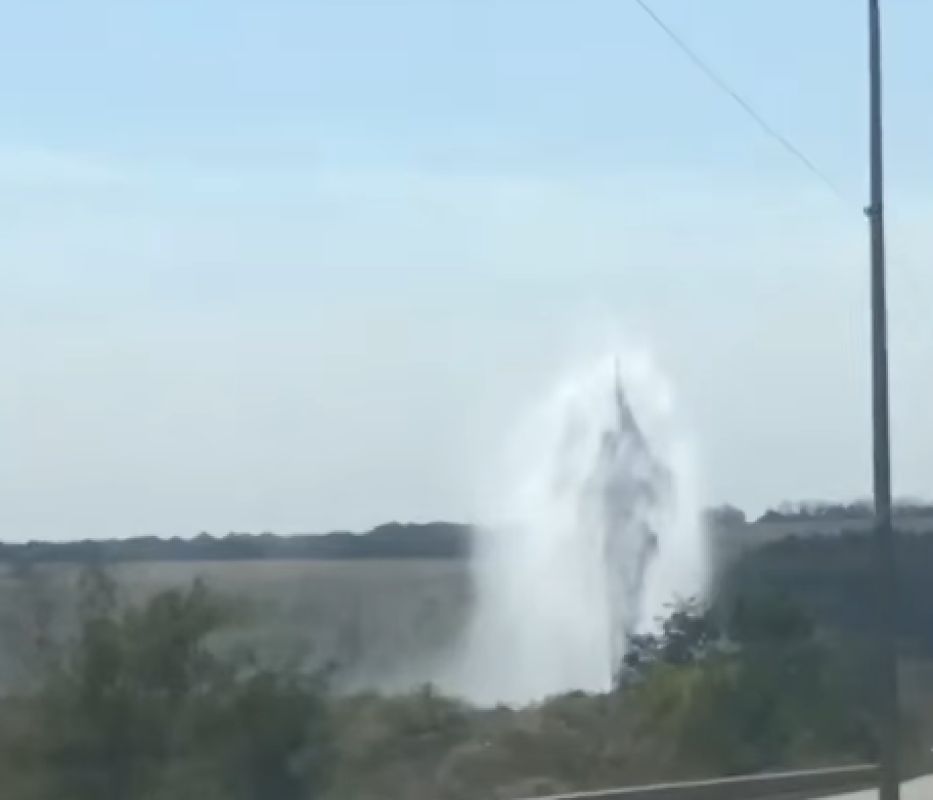 На объездной из-под земли бьет коммунальный гейзер