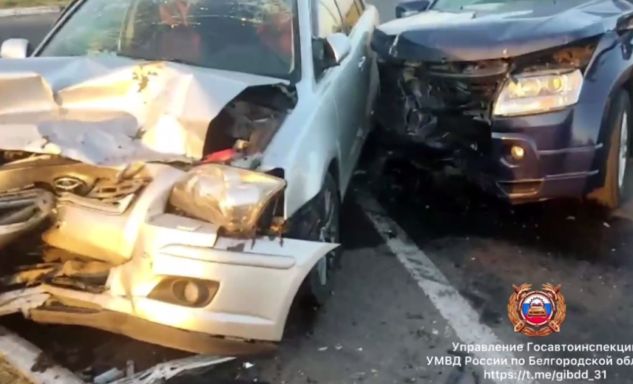 В Белгородской области два человека пострадали в жестком столкновении иномарок