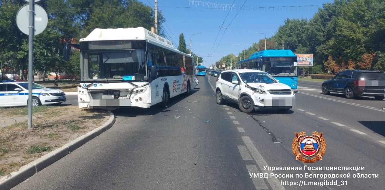В Белгороде автобус с пассажирами попал в аварию на Богданке