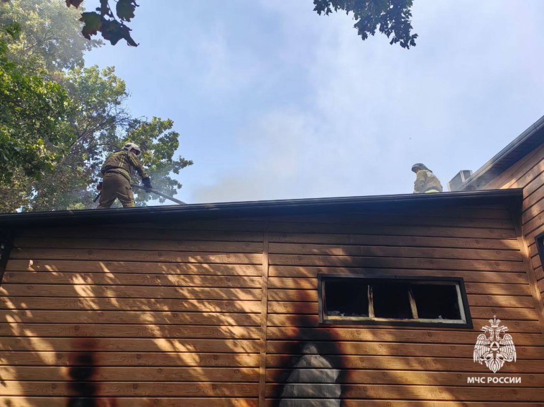 В Дубовом из горящей бани спасли молодого человека