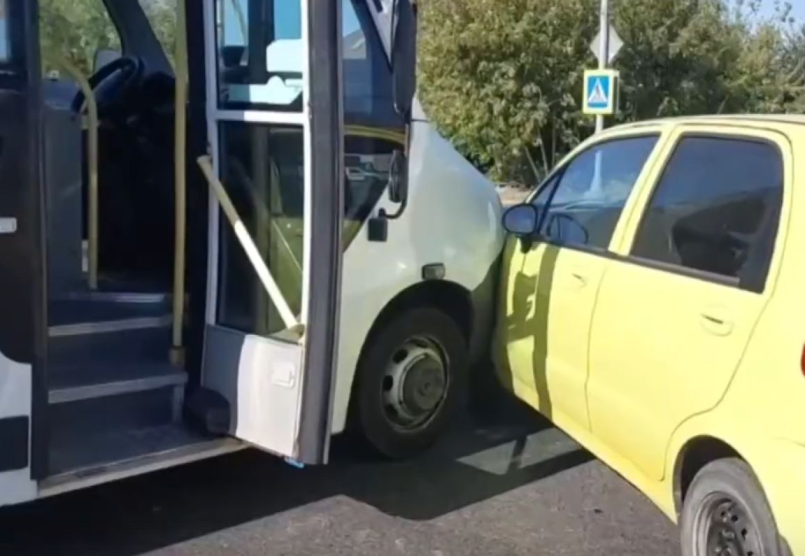В Старом Осколе «Матиз» с начинающим водителем попал под автобус