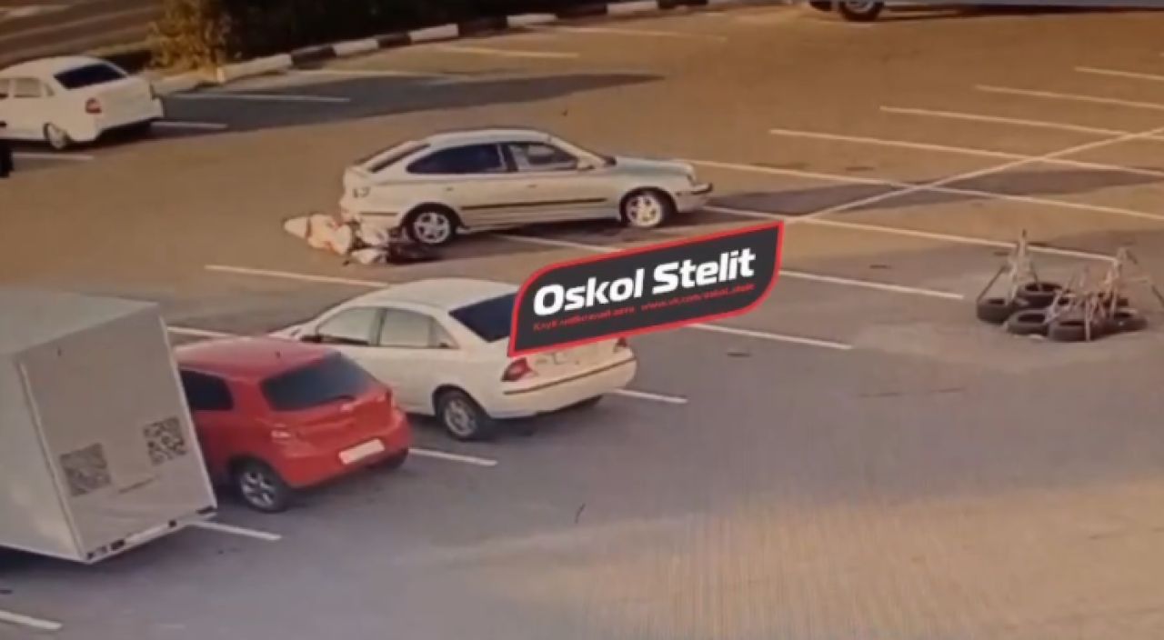 В Старом Осколе машина сбила мотоцикл без водителя