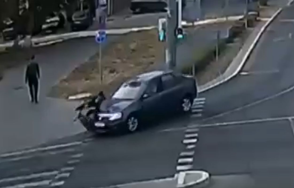 В Белгороде камера записала жесткую аварию с велосипедистом&nbsp;