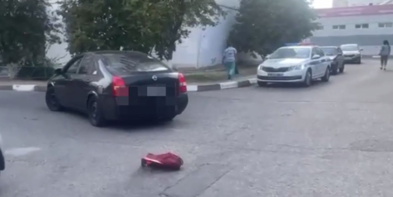 На Харгоре во дворе дома машина сбила пенсионерку