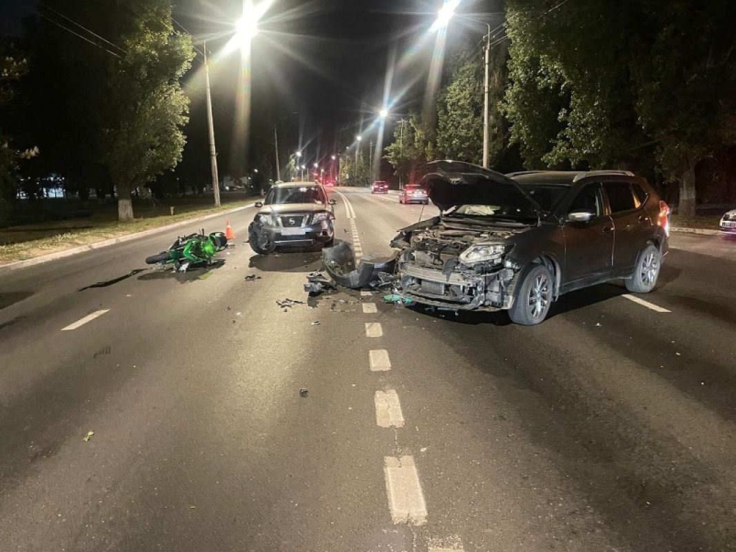 В Белгороде мотоциклист попал в массовое ДТП с кроссовером и внедорожником