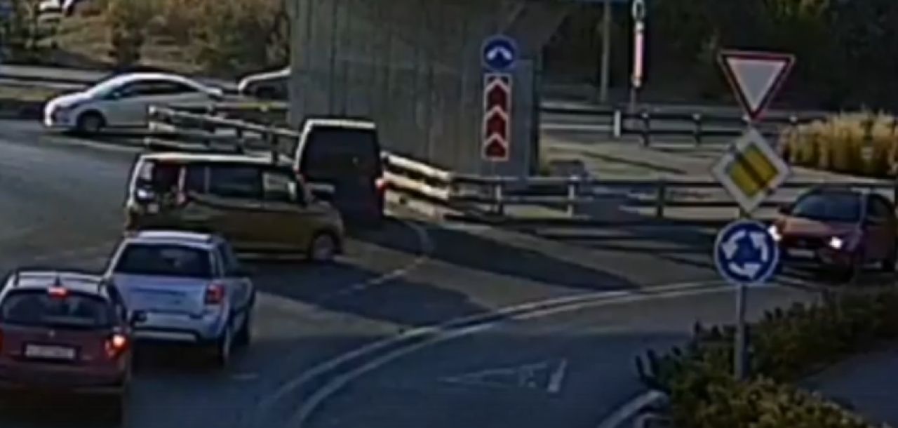 В Белгороде две машины попали в нелепое ДТП возле авторынка