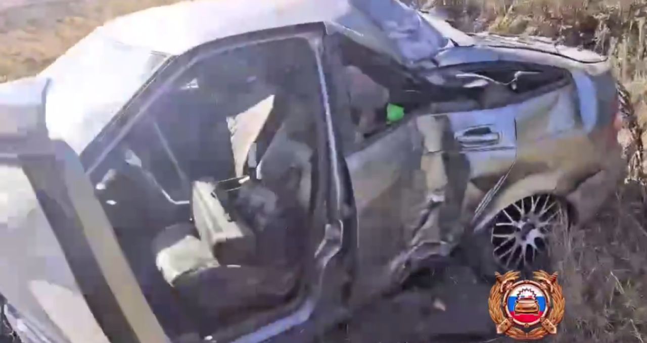 В Белгородской области парень на легковушке влетел в столб из-за грузовика