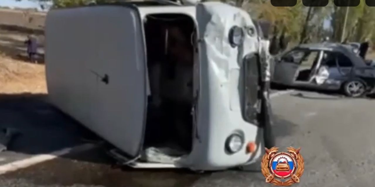 В Белгородской области легковушка перевернула «буханку» — пострадали пять человек