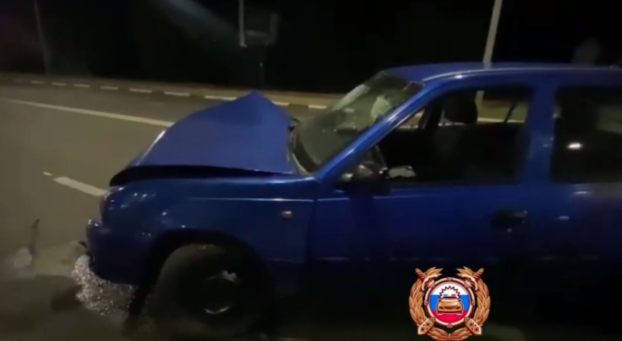 В Старом Осколе машина с молодыми людьми влетела в фонарный столб