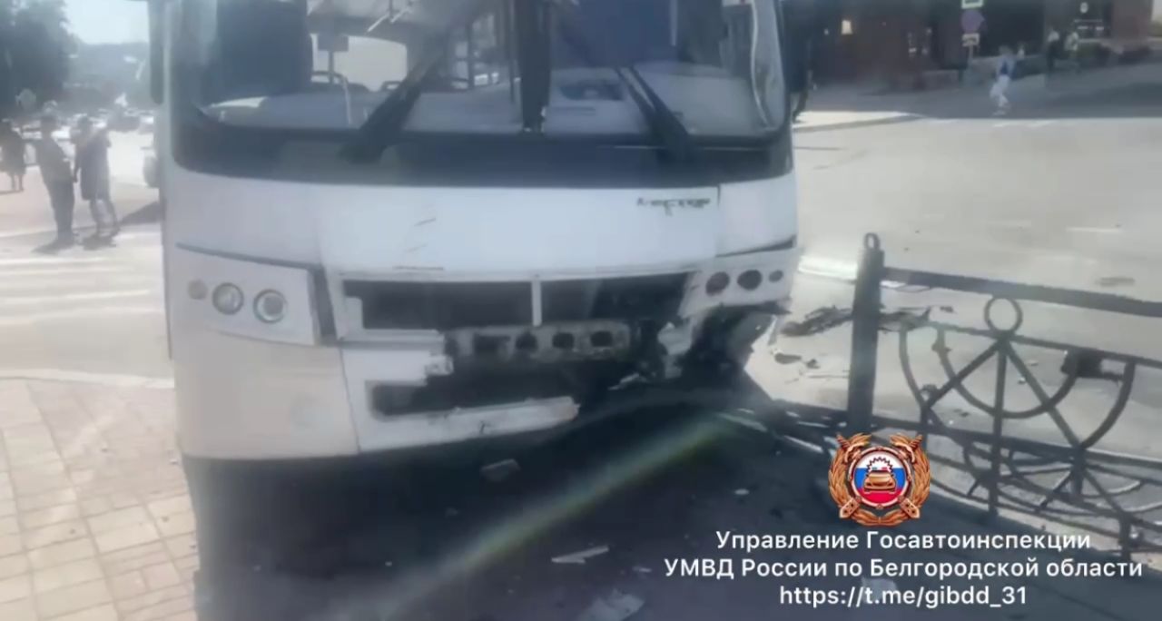 В Белгороде автобус протаранил дорожное ограждение