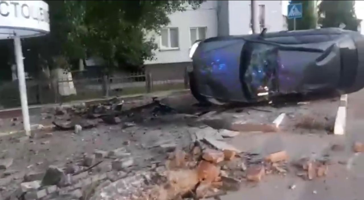 В Белгороде иномарка перевернулась на тротуаре