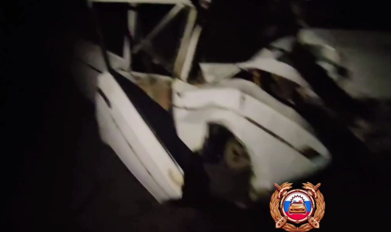 В Веселой Лопани «Жигули» смяло после столкновения с фонарным столбом