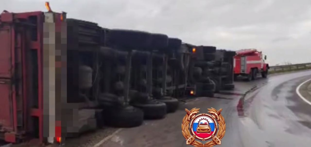 В Белгородской области фура перевернулась и накрыла дорожный барьер