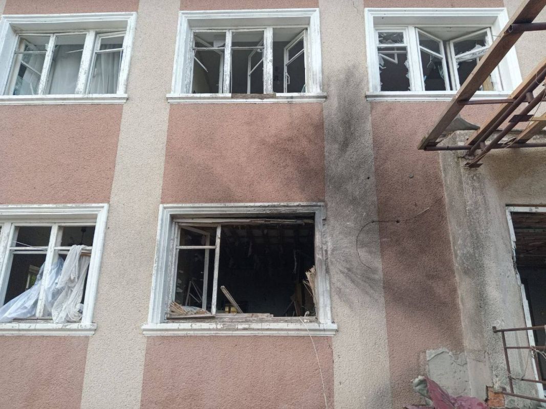 В Белгородской области беспилотники подорвали здание и автобус