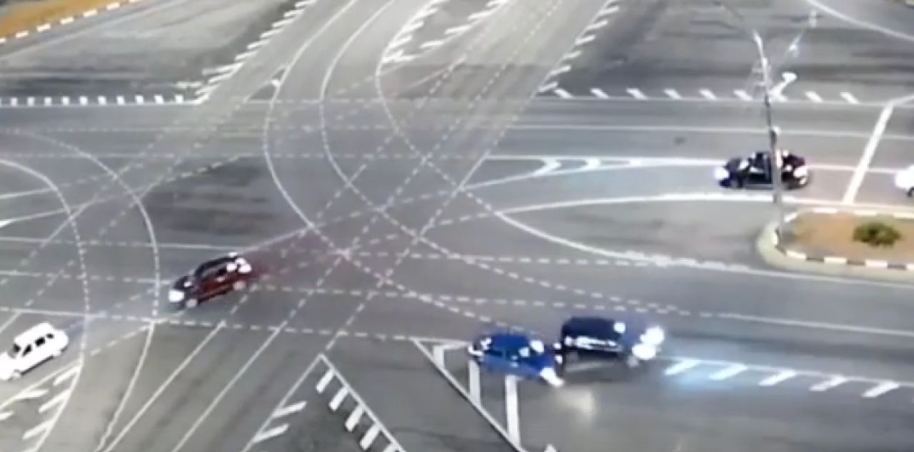 В Белгороде два автомобиля столкнулись на крупном перекрестке