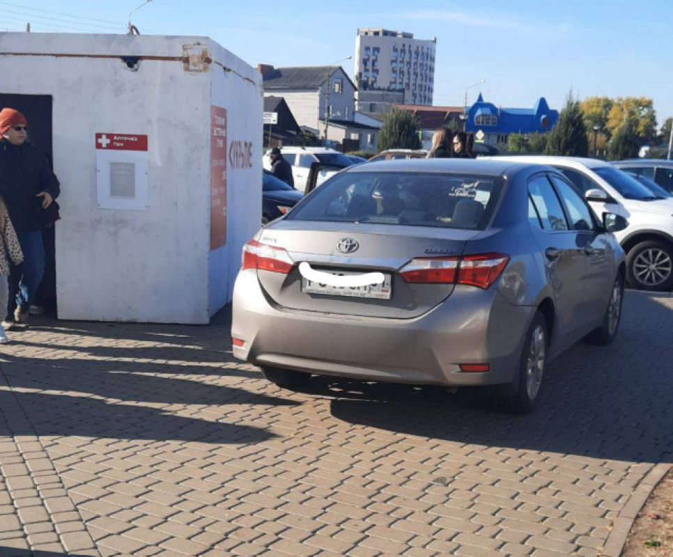 В Белгороде автохамку оштрафовали за парковку на тротуаре возле детского города мастеров