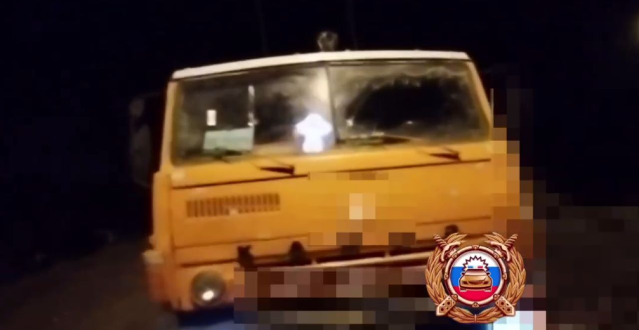 Под Старым Осколом внедорожник влетел в стоящий на дороге КамАЗ