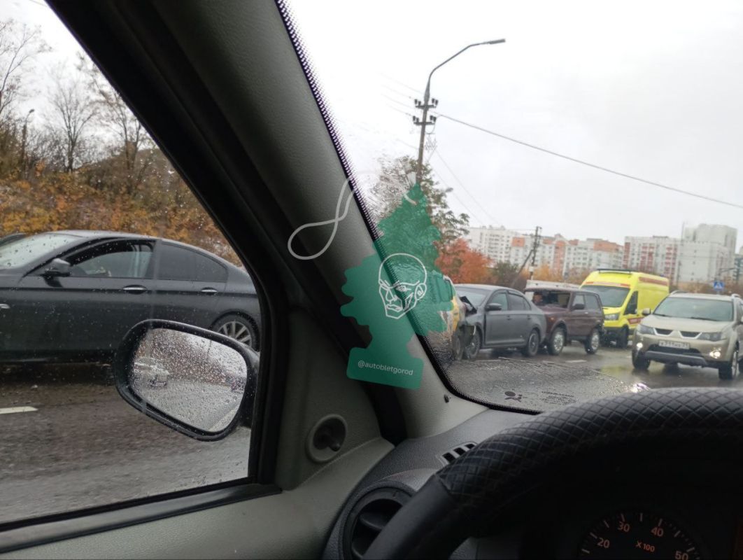 Первый снег в Белгороде: на Харгоре столкнулись шесть машин