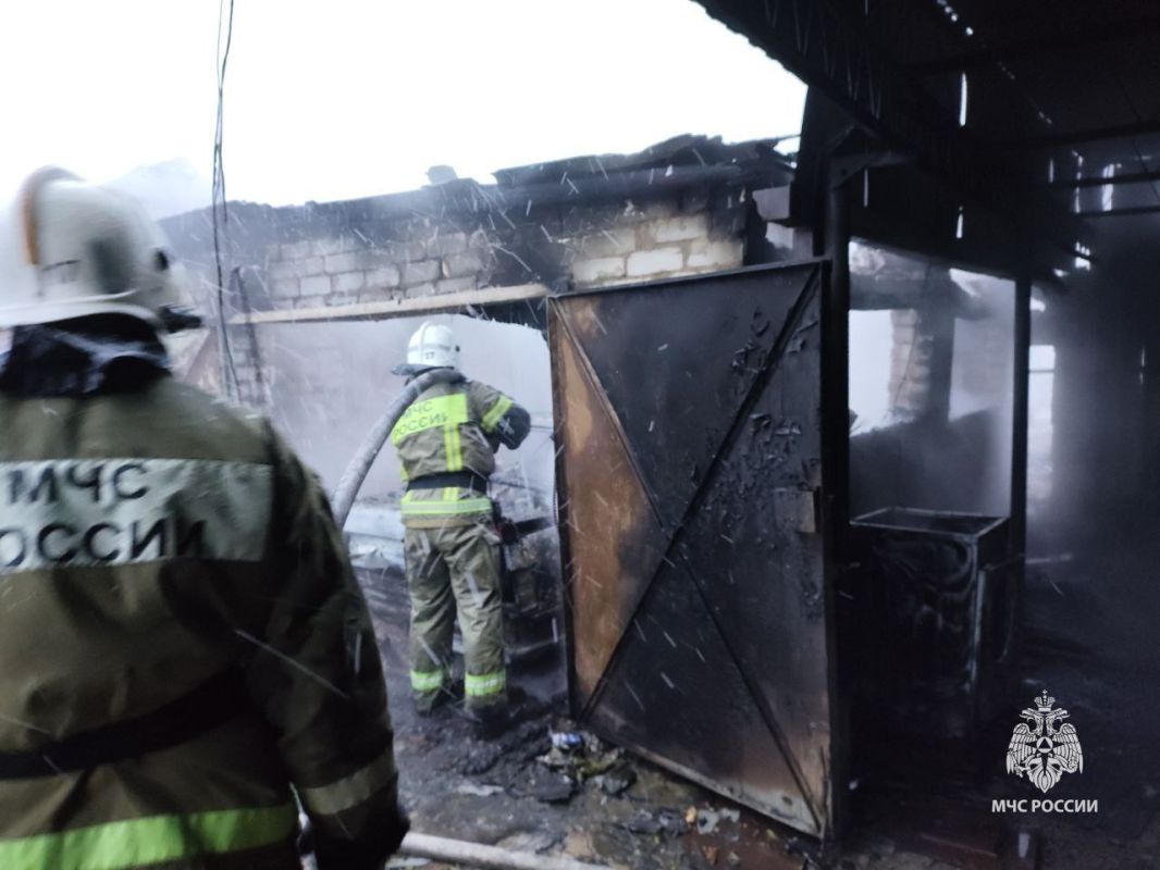 В Борисовке сгорел и обрушился гараж с иномаркой