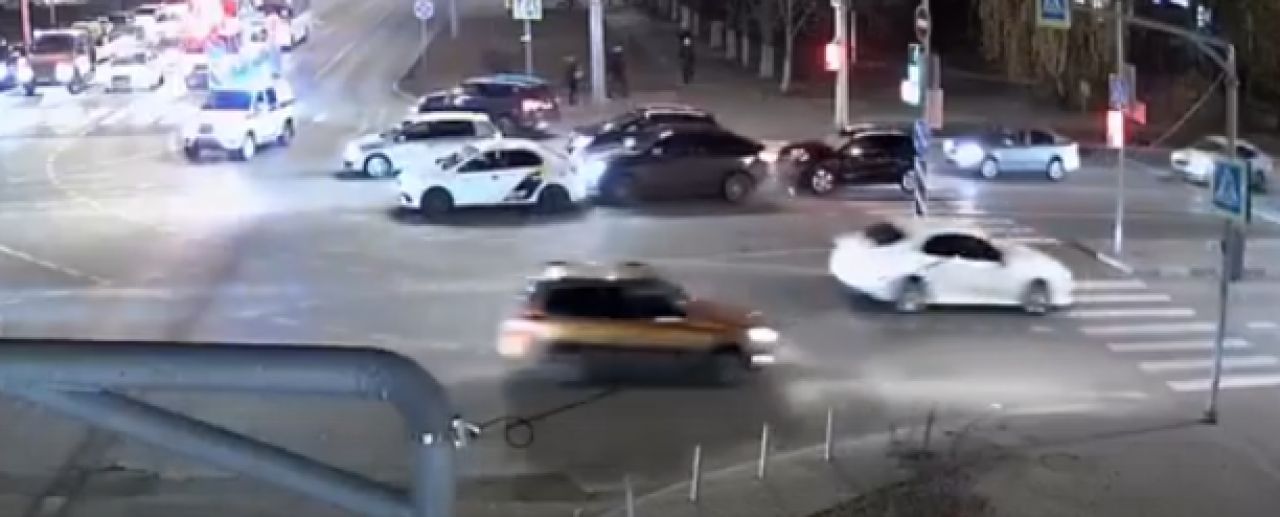 В Белгороде три автомобиля столкнулись, пытаясь пропустить полицейскую машину