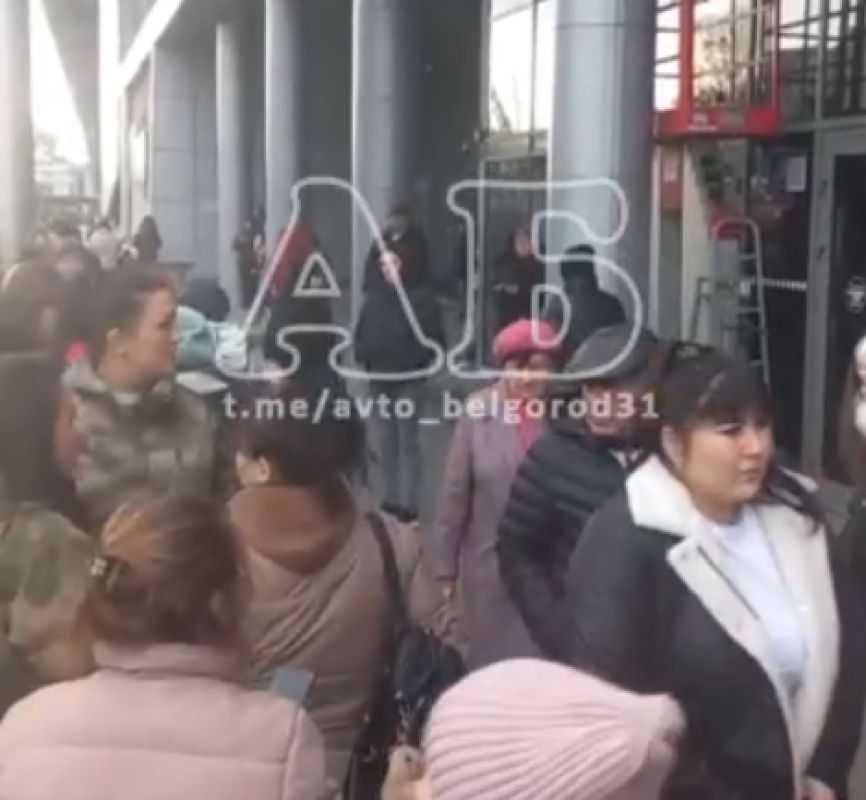 350 человек эвакуировали из «Мега ГРИННа»