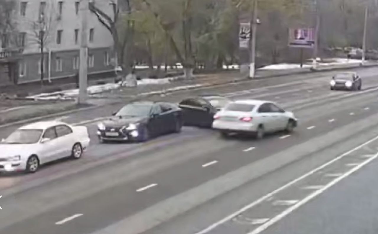 В Белгороде камера запечатлела нелепое ДТП с выездом на встречку