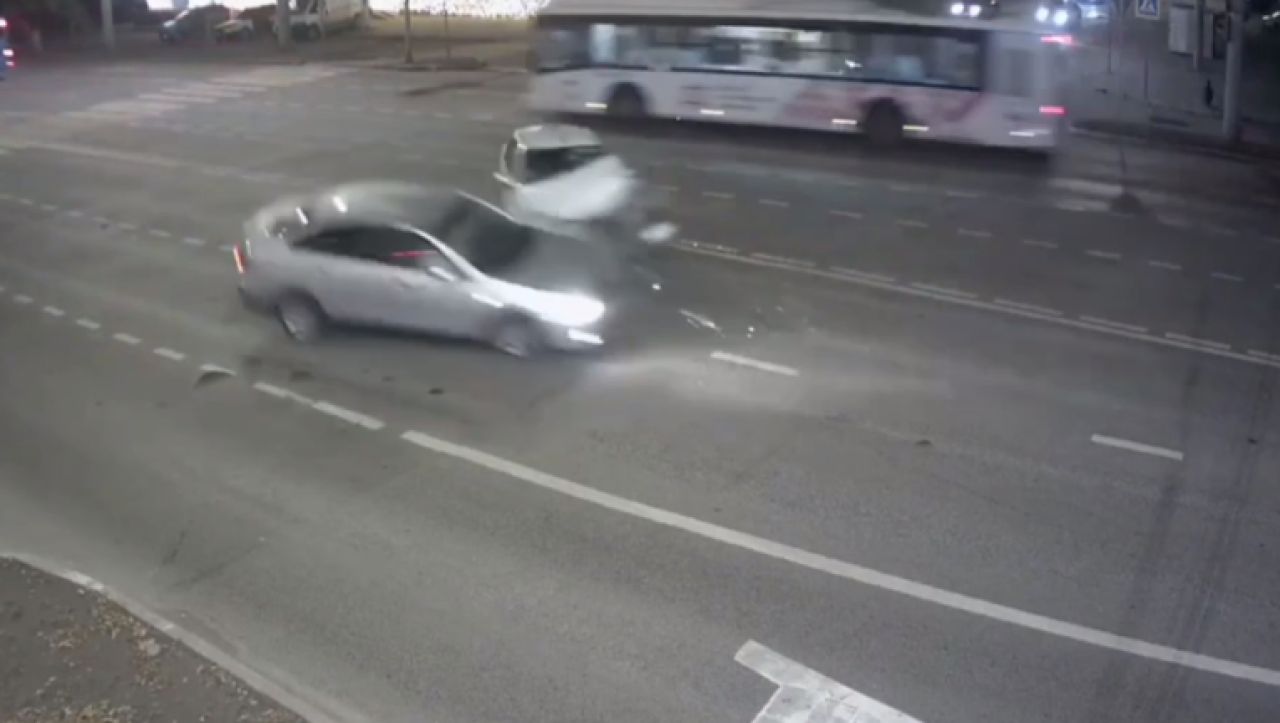 В Белгороде громкое утреннее ДТП запечатлела камера