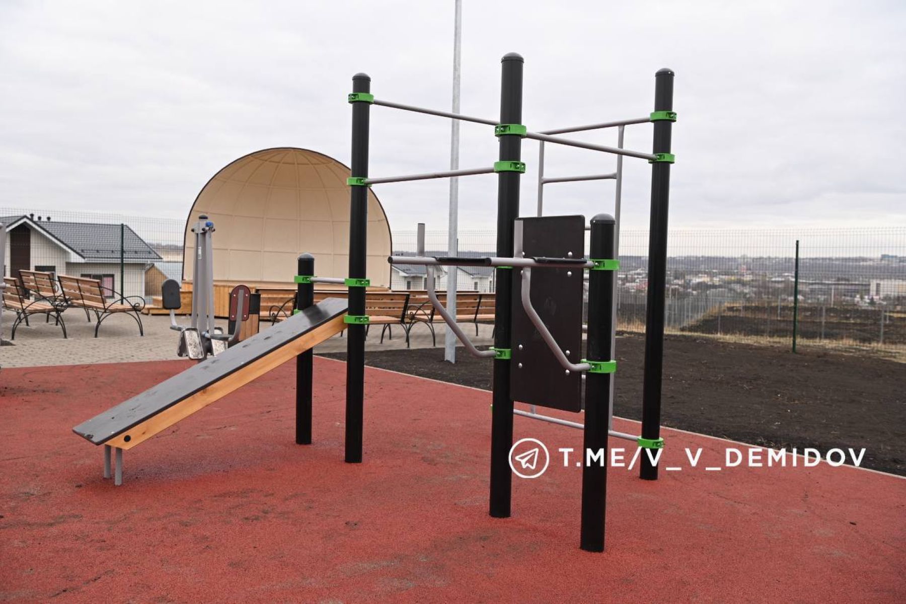 В Белгороде появилась детская площадка с открытой сценой