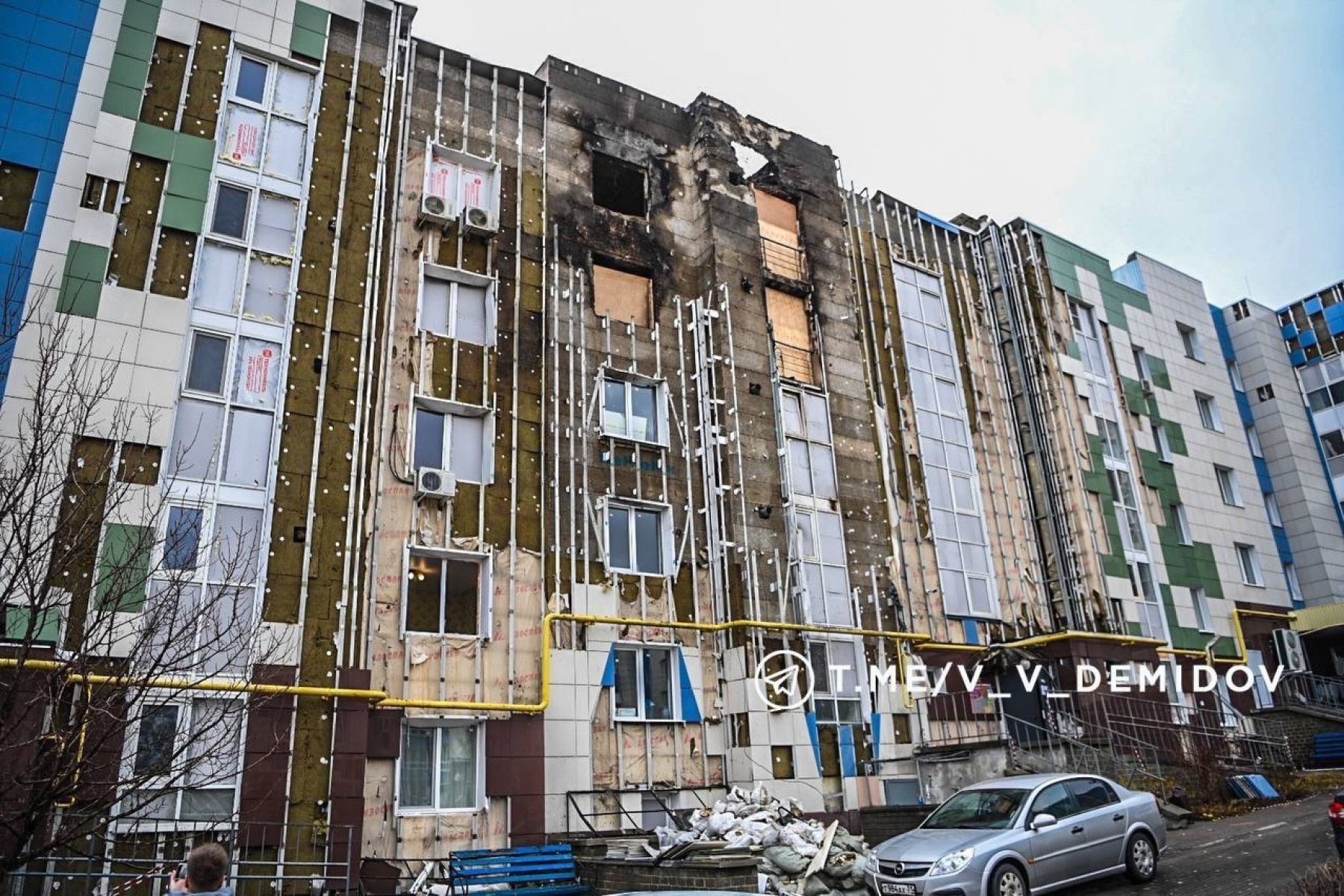 В Белгороде начали устанавливать окна в доме, в который врезался дрон