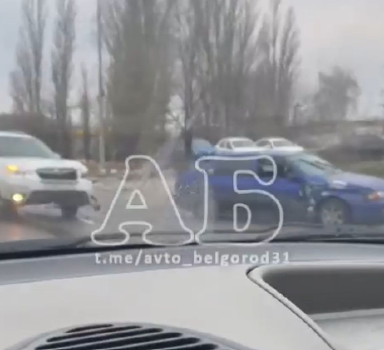 Легковушка вылетела на тротуар на Михайловском шоссе