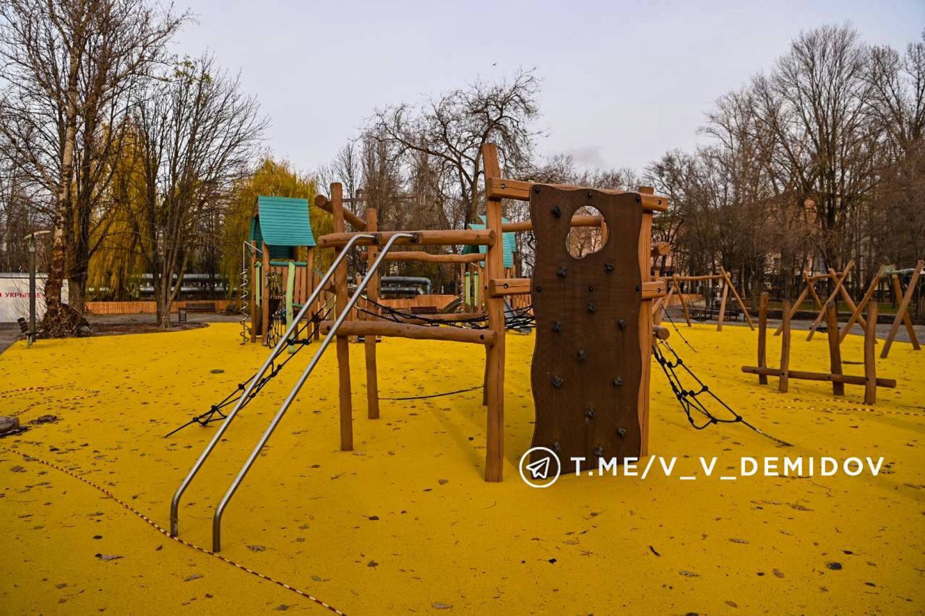 Белгородцам показали обновленную детскую площадку в Центральном парке