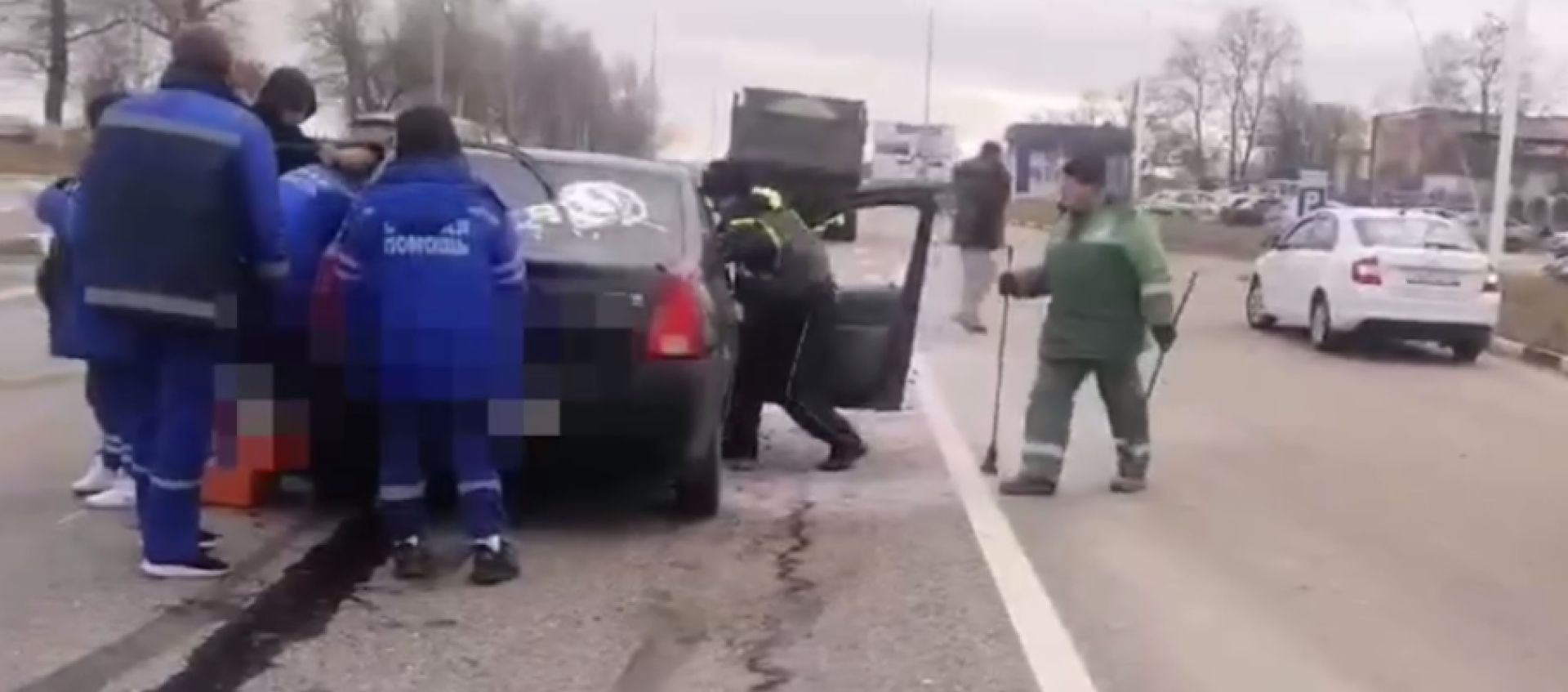 Легковушка врезалась в КамАЗ со стройматериалами на трассе между Белгородом и Шебекино