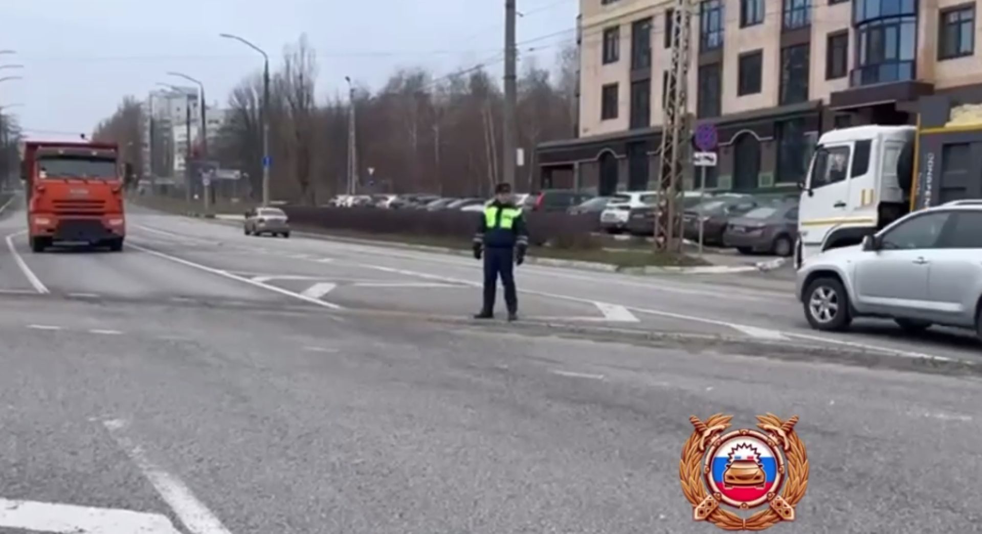 В Белгороде на перекресток с неработающими светофорами вышел регулировщик