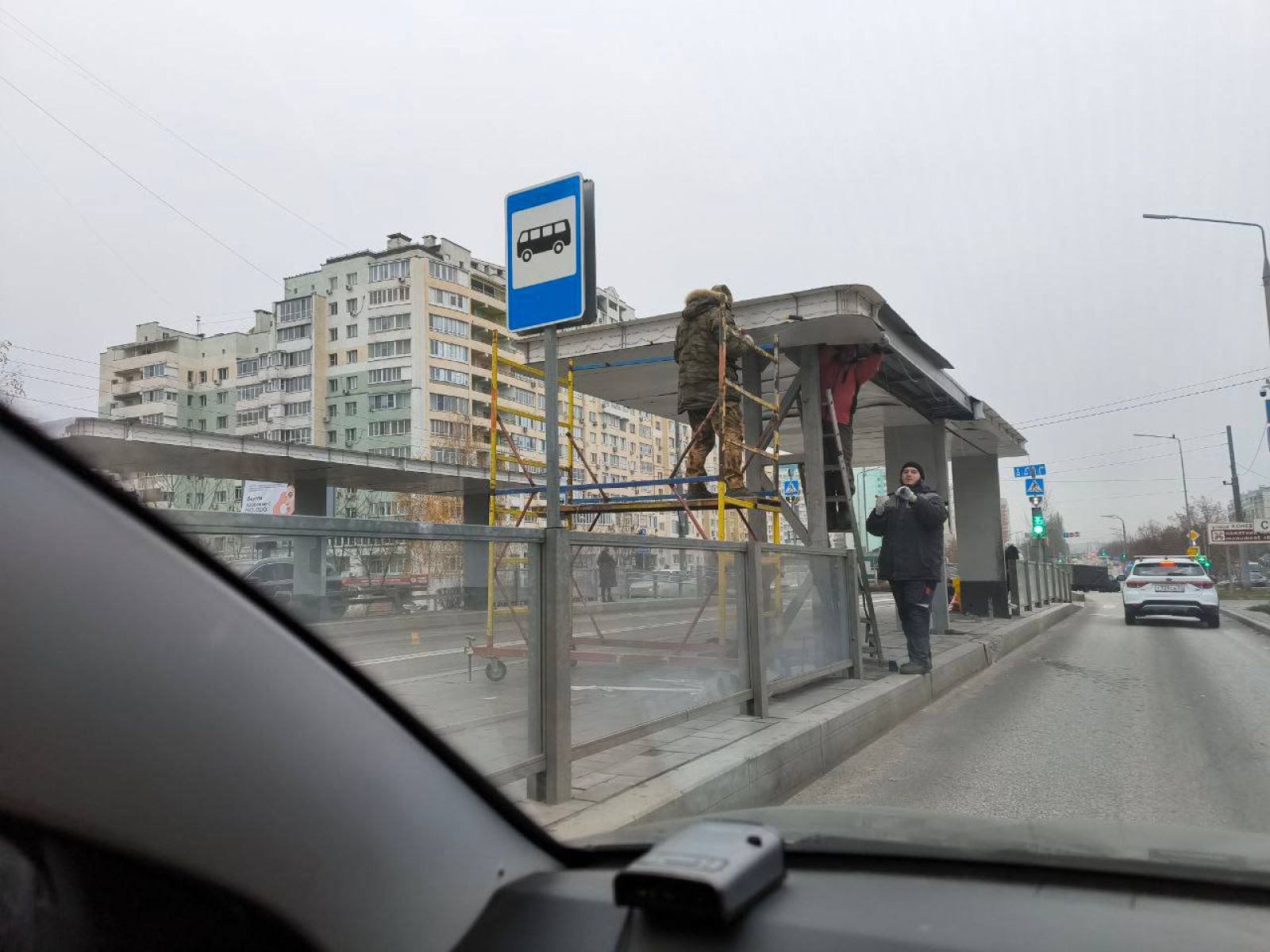 В Белгороде восстанавливают пострадавшую под обстрелом остановку