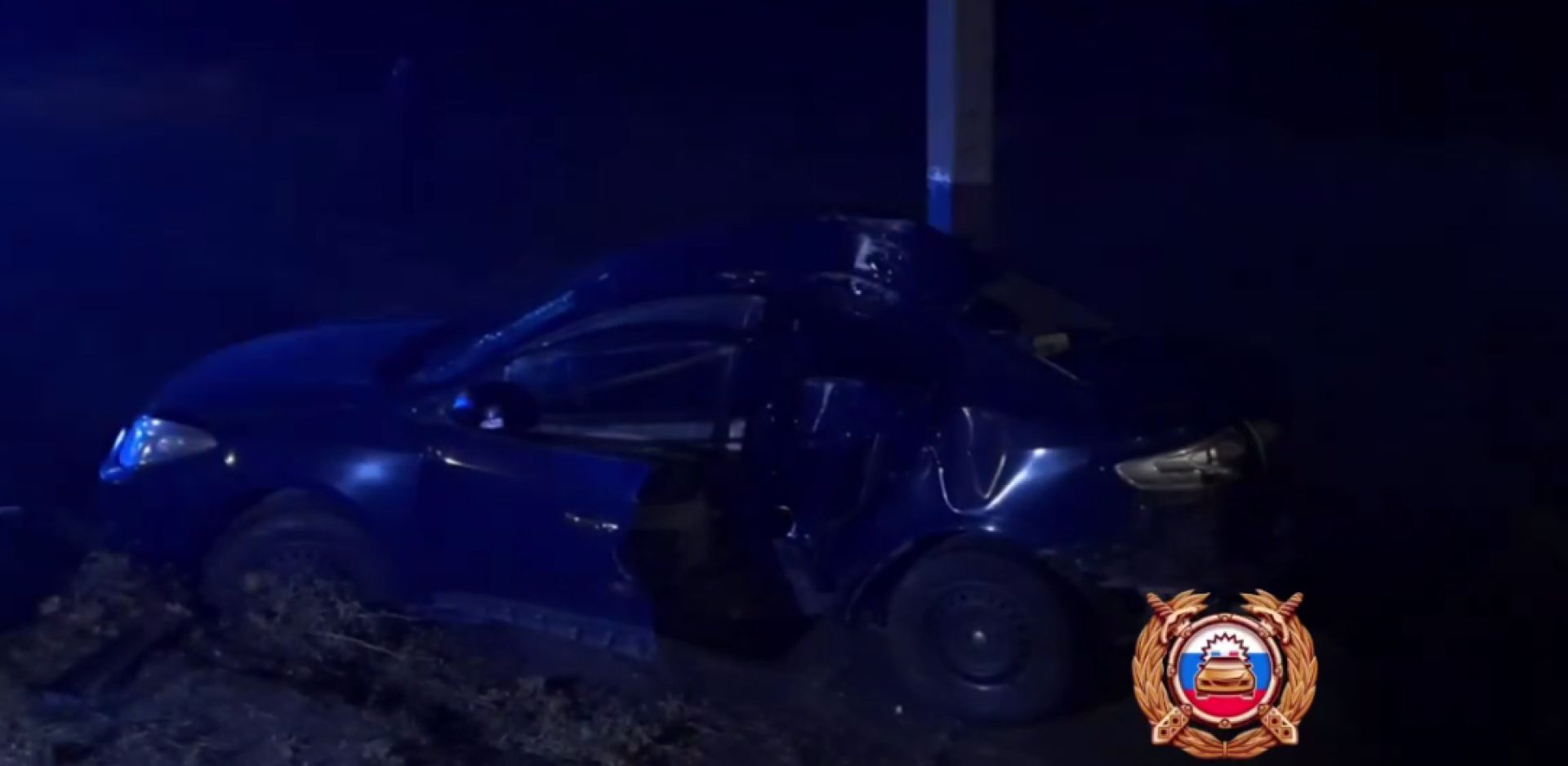 В Белгородской области автомобиль влетел в фонарный столб