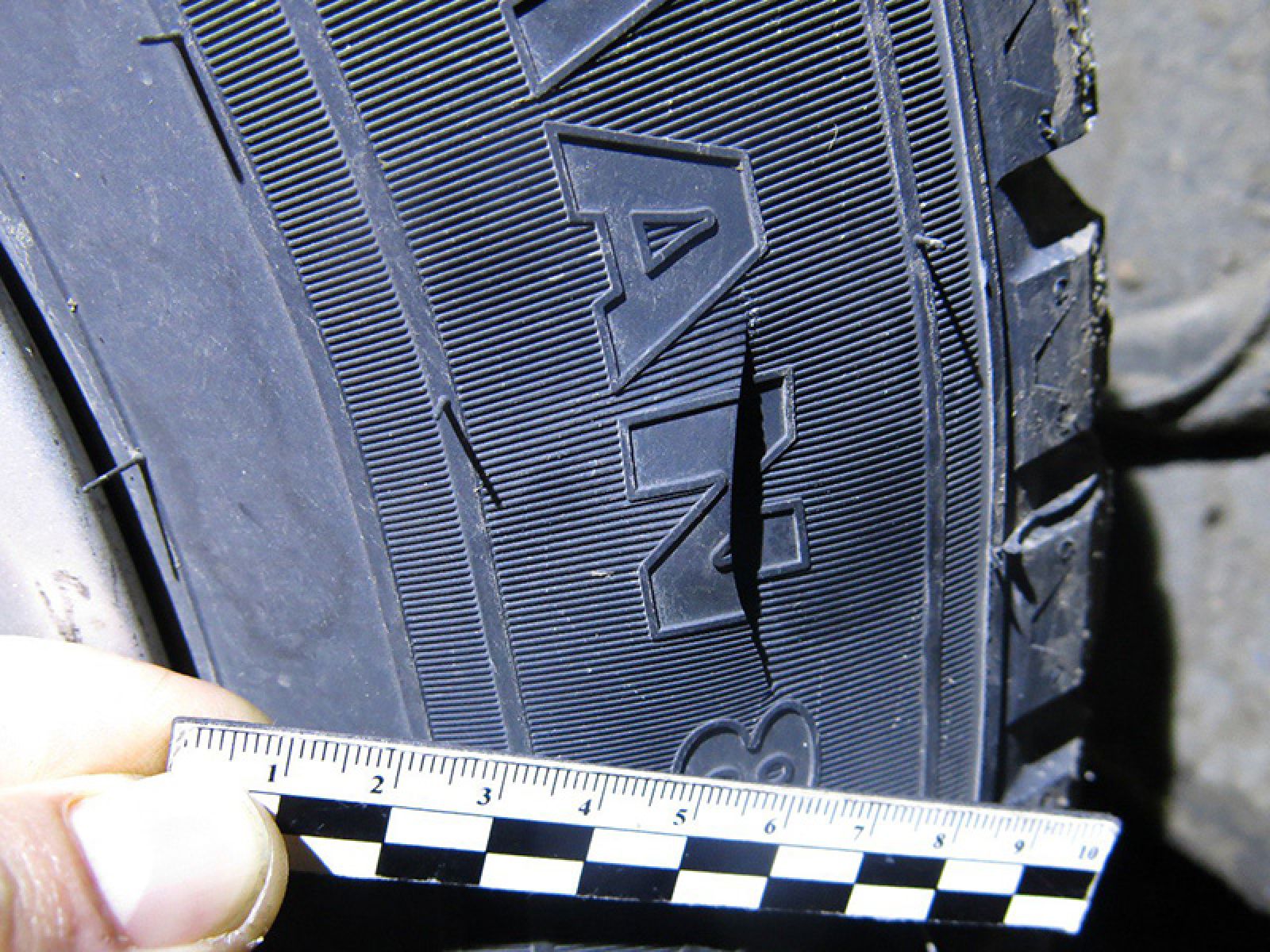 Под Белгородом мужчина порезал колеса автомобиля сожительницы из мести за общую дочь