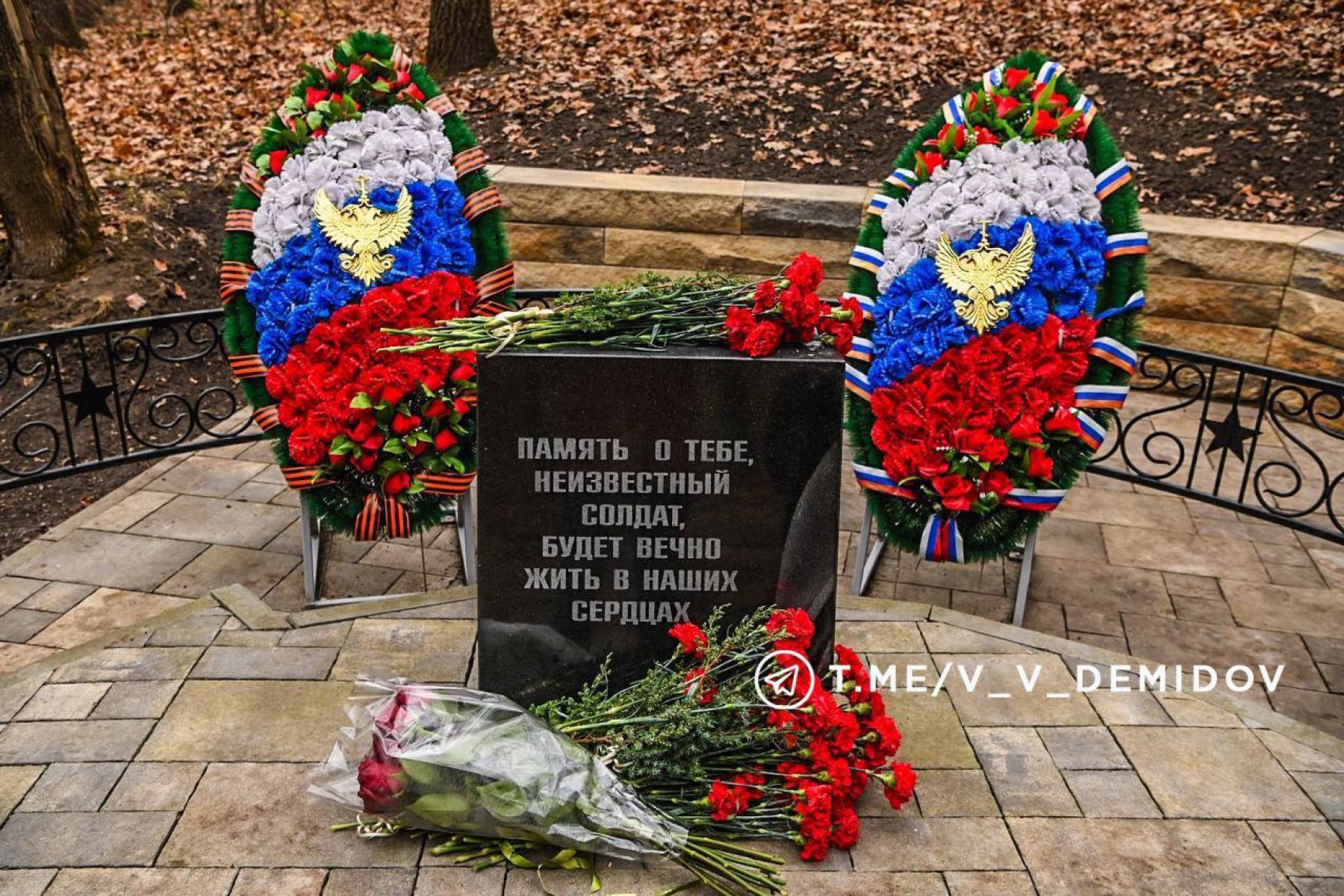 В Белгороде возложили цветы на могилу неизвестного летчика