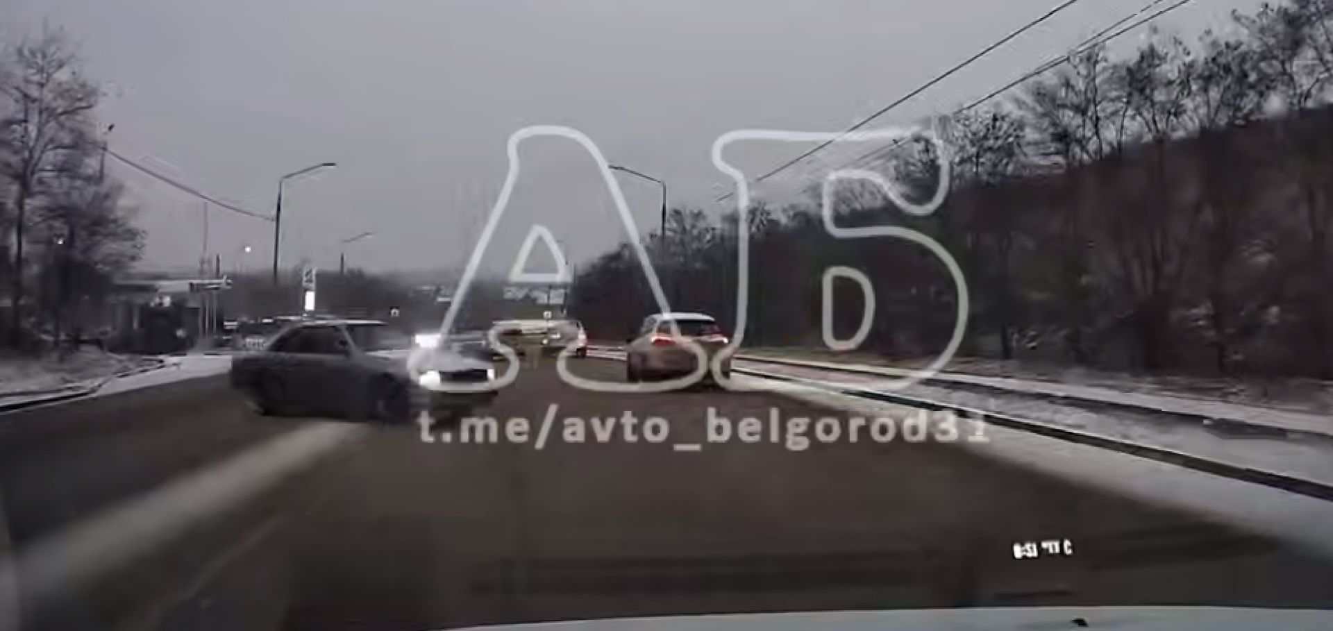 В Белгороде машину вынесло на встречную полосу на скользкой дороге