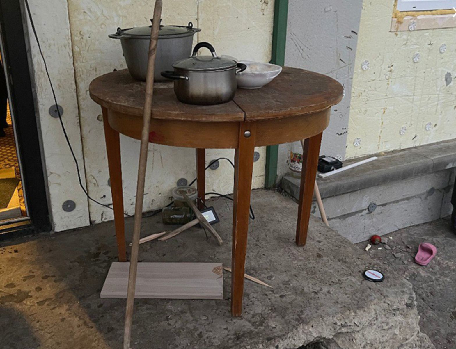 Под Белгородом девушка сломала швабру об своего отчима, защищая мать