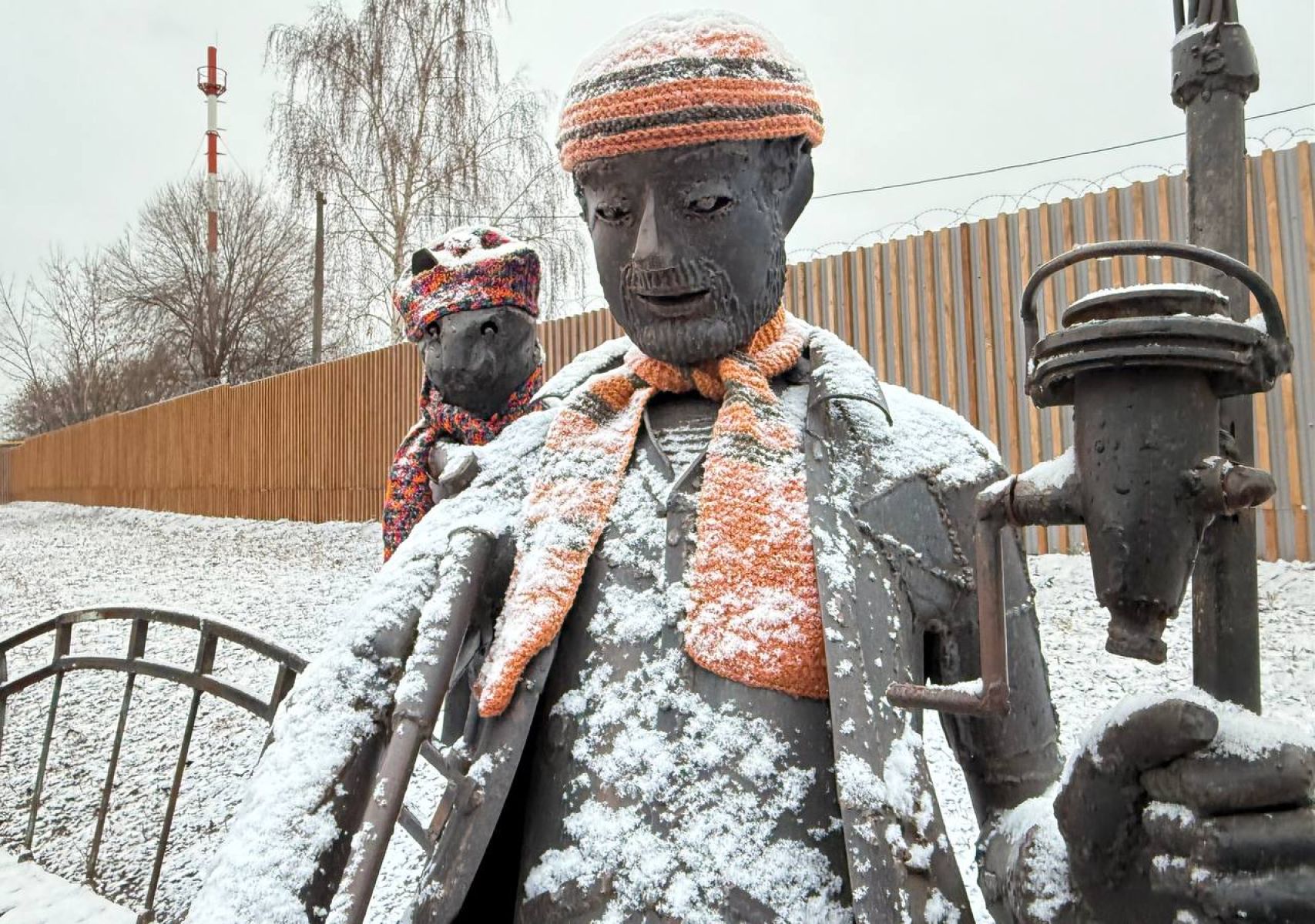 В Белгороде утеплили скульптуры рыбака и кошки