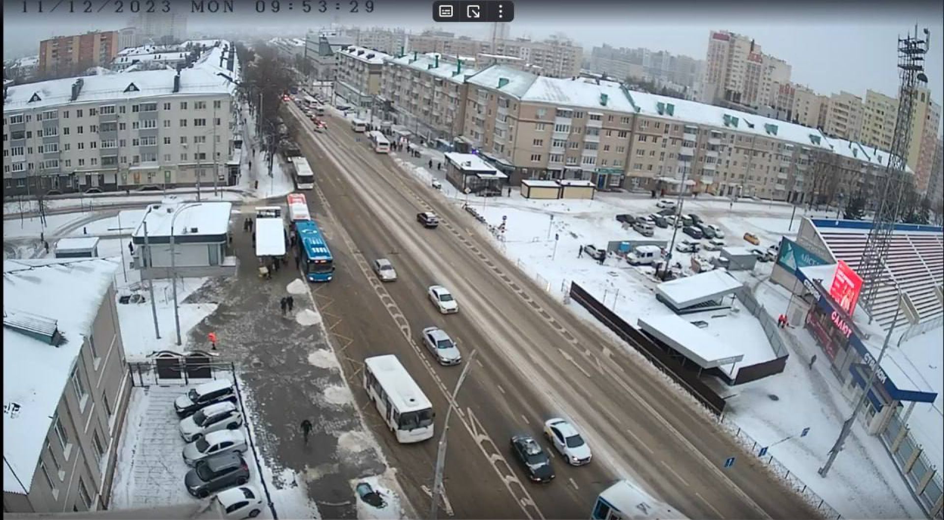 В Белгороде расчищают улицы от снега
