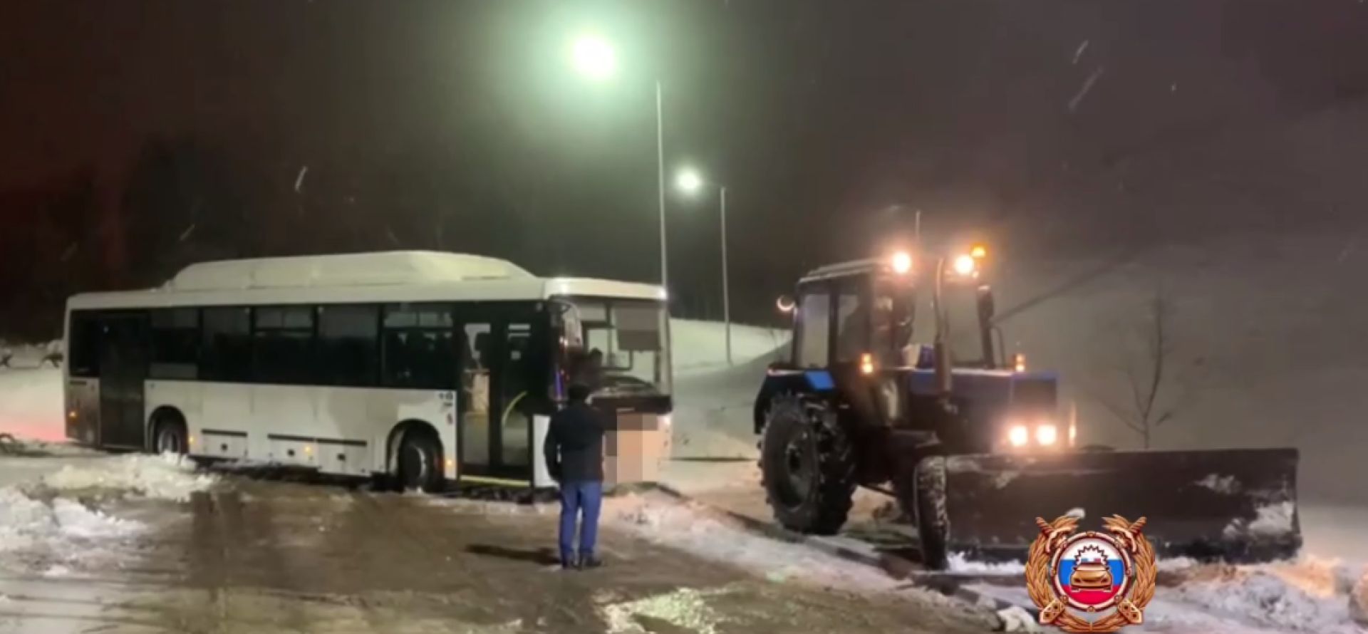 В Белгородской области автобус предприятия развернуло поперек дороги