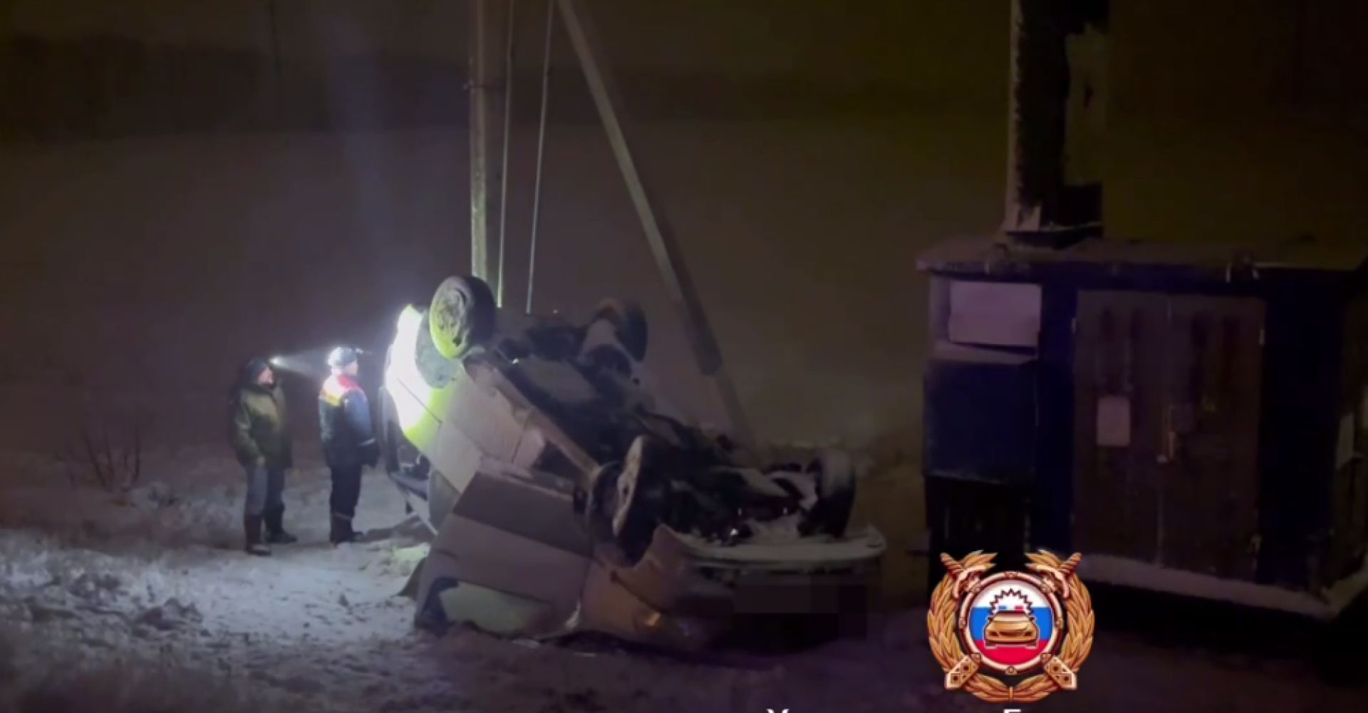 В Белгородской области минивэн перевернулся на скользкой дороге и в полете врезался в столб