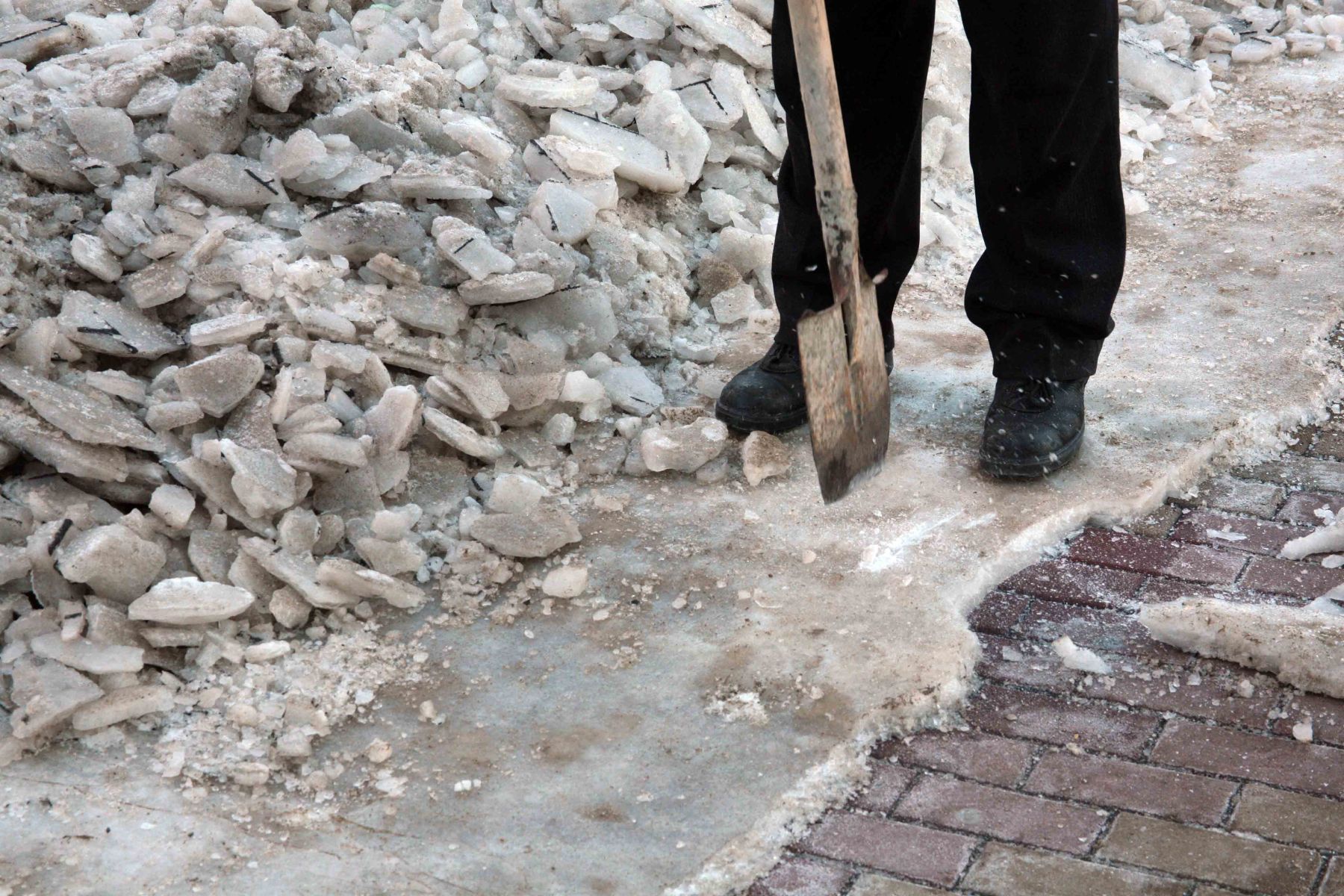 Белгородцы массово жалуются на каток на тротуарах