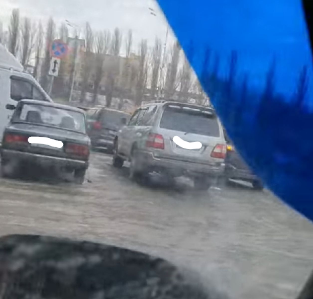 Обратная сторона ярмарки: белгородцы сообщили о стихийных парковках возле крупного торгового центра