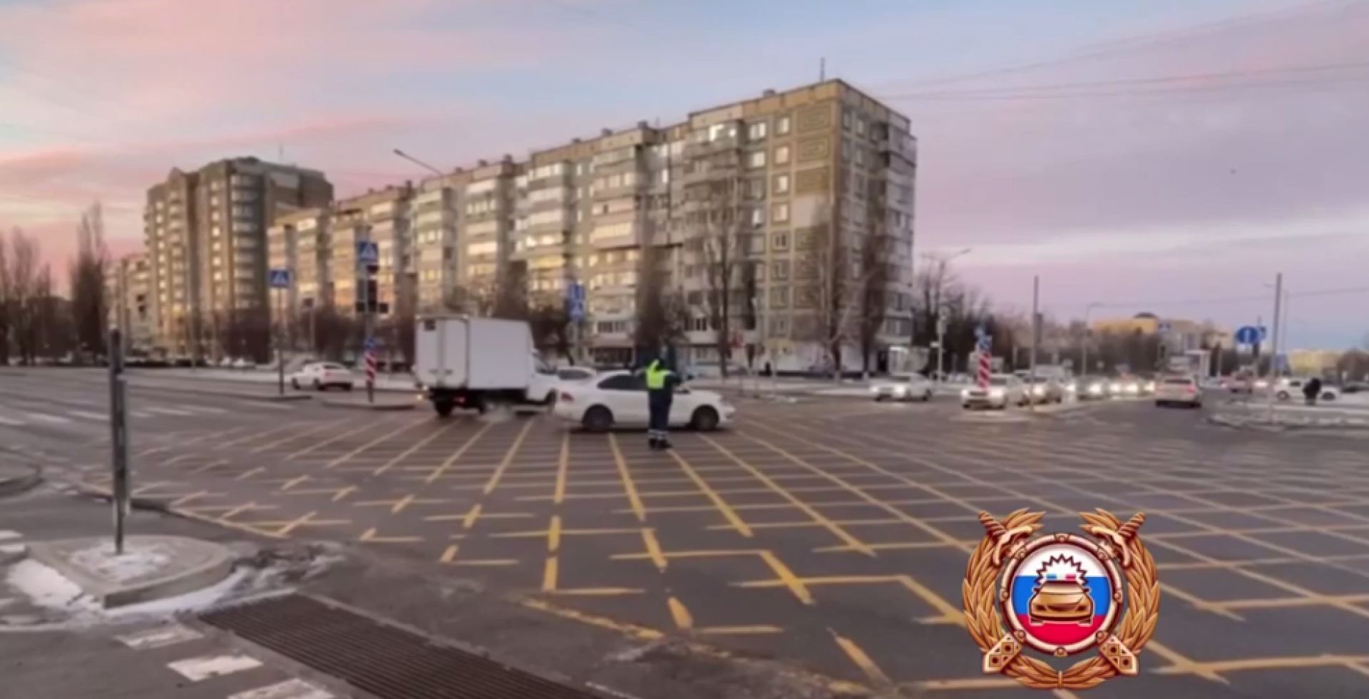 В Белгороде на крупном перекрестке работает регулировщик